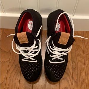 Men’s molded baseball cleats.